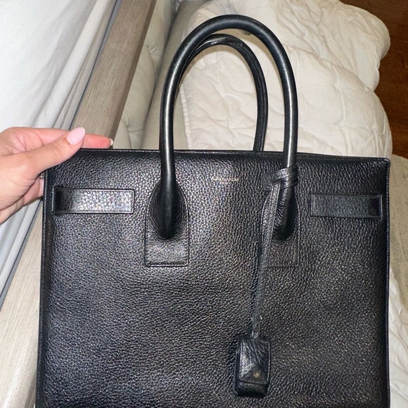 Saint Laurent Sac Du Jour (MEDIUM IN PEBBLE/GRAINED LEATHER & GOLD HARDWARE) - Picture 6 of 8